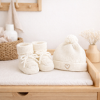 Bonnet de Naissance en Laine Tricoté à la main Écru - ♡ Initiale brodée