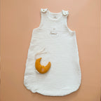 Gigoteuse d'Été en Triple Gaze de Coton Bio – Personnalisable Offrez à votre bébé un confort inégalé pendant les nuits d'été avec cette magnifique gigoteuse confectionnée dans une triple gaze de coton biologique certifiée Oeko-Tex, une matière d'exception bien plus douce et respirante que la traditionnelle double gaze. Sa texture gaufrée naturelle apporte douceur, légèreté et élégance. Disponible en coloris écru, cette gigoteuse est personnalisable au prénom de votre enfant, délicatement brodé sous un petit