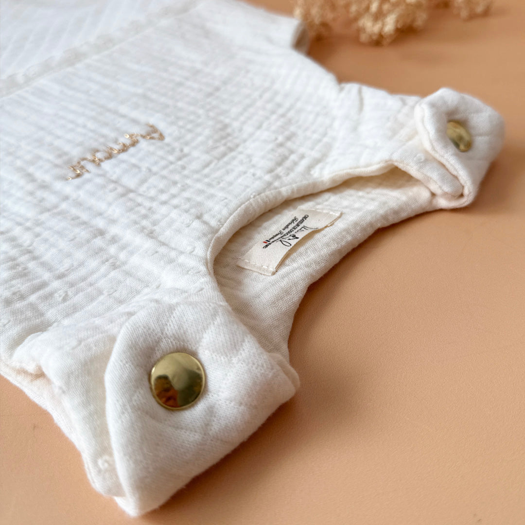 Gigoteuse demie-saison en maille matelassée et gaze plumetis écru