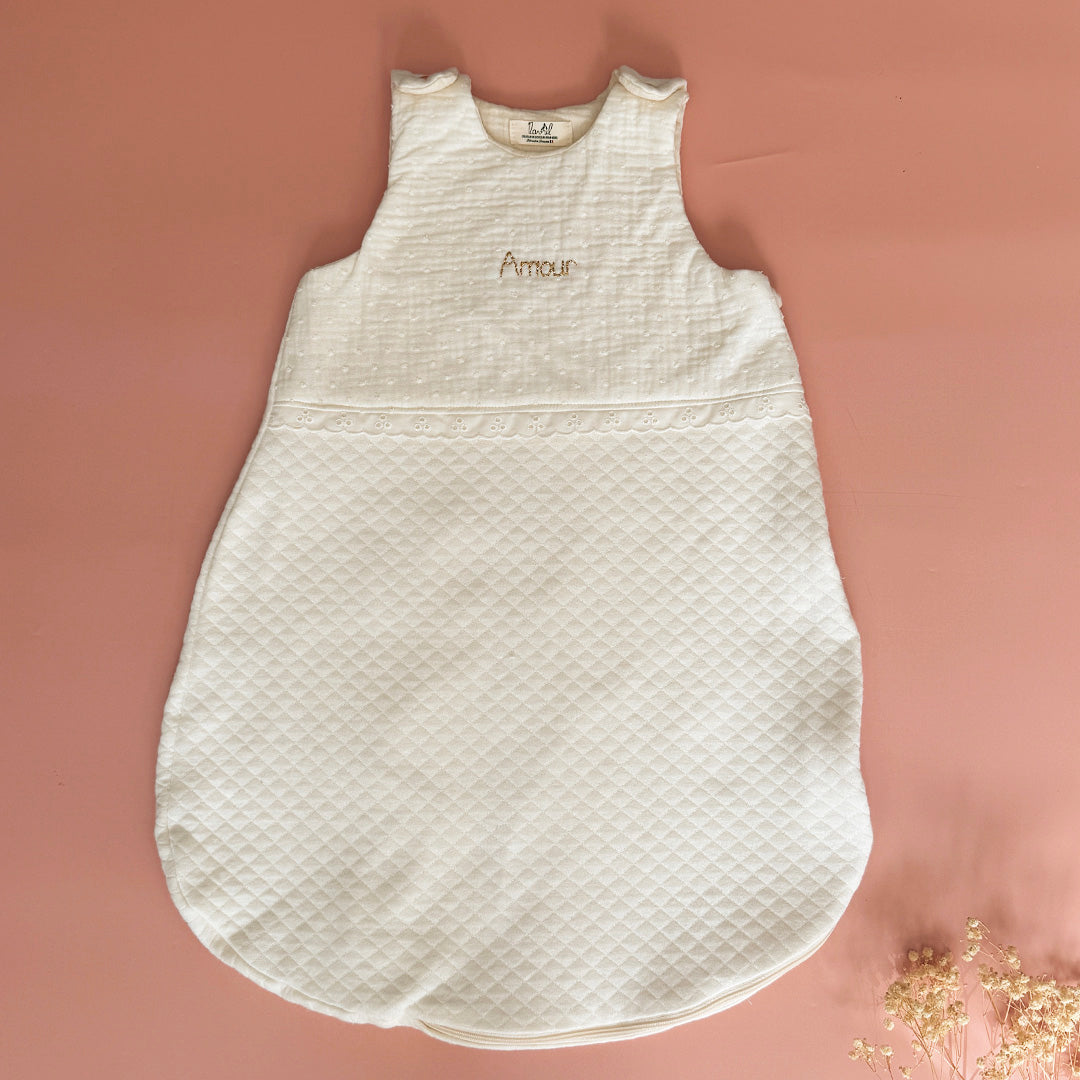 Gigoteuse demie-saison en maille matelassée et gaze plumetis écru