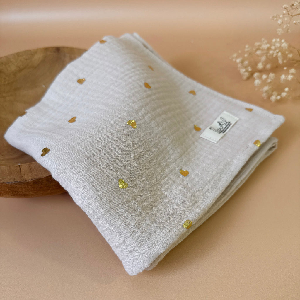 Découvrez le parfait compagnon de douceur pour votre bébé : notre maxi lange en 100% gaze de coton Oekotex, orné de doux imprimés acidulés. Conçu avec soin pour offrir le confort ultime à votre tout-petit, ce lange polyvalent promet une douceur incomparable tout en garantissant la sécurité de la peau délicate de bébé. Avec ses dimensions généreuses, ce lange devient un outil indispensable pour le changement de bébé, offrant une surface ample et délicate pour prendre soin de votre bébé avec tendresse. Mais c