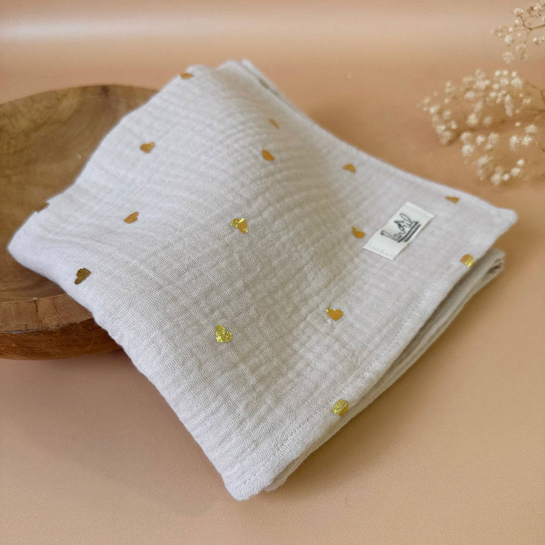 Découvrez le parfait compagnon de douceur pour votre bébé : notre maxi lange en 100% gaze de coton Oekotex, orné de doux imprimés acidulés. Conçu avec soin pour offrir le confort ultime à votre tout-petit, ce lange polyvalent promet une douceur incomparable tout en garantissant la sécurité de la peau délicate de bébé. Avec ses dimensions généreuses, ce lange devient un outil indispensable pour le changement de bébé, offrant une surface ample et délicate pour prendre soin de votre bébé avec tendresse. Mais c
