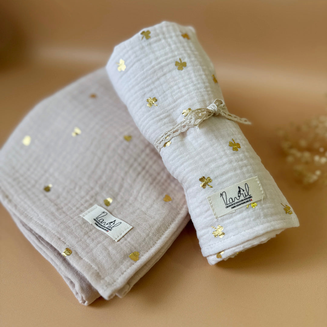 Découvrez le parfait compagnon de douceur pour votre bébé : notre maxi lange en 100% gaze de coton Oekotex, orné de doux imprimés acidulés. Conçu avec soin pour offrir le confort ultime à votre tout-petit, ce lange polyvalent promet une douceur incomparable tout en garantissant la sécurité de la peau délicate de bébé. Avec ses dimensions généreuses, ce lange devient un outil indispensable pour le changement de bébé, offrant une surface ample et délicate pour prendre soin de votre bébé avec tendresse. Mais c