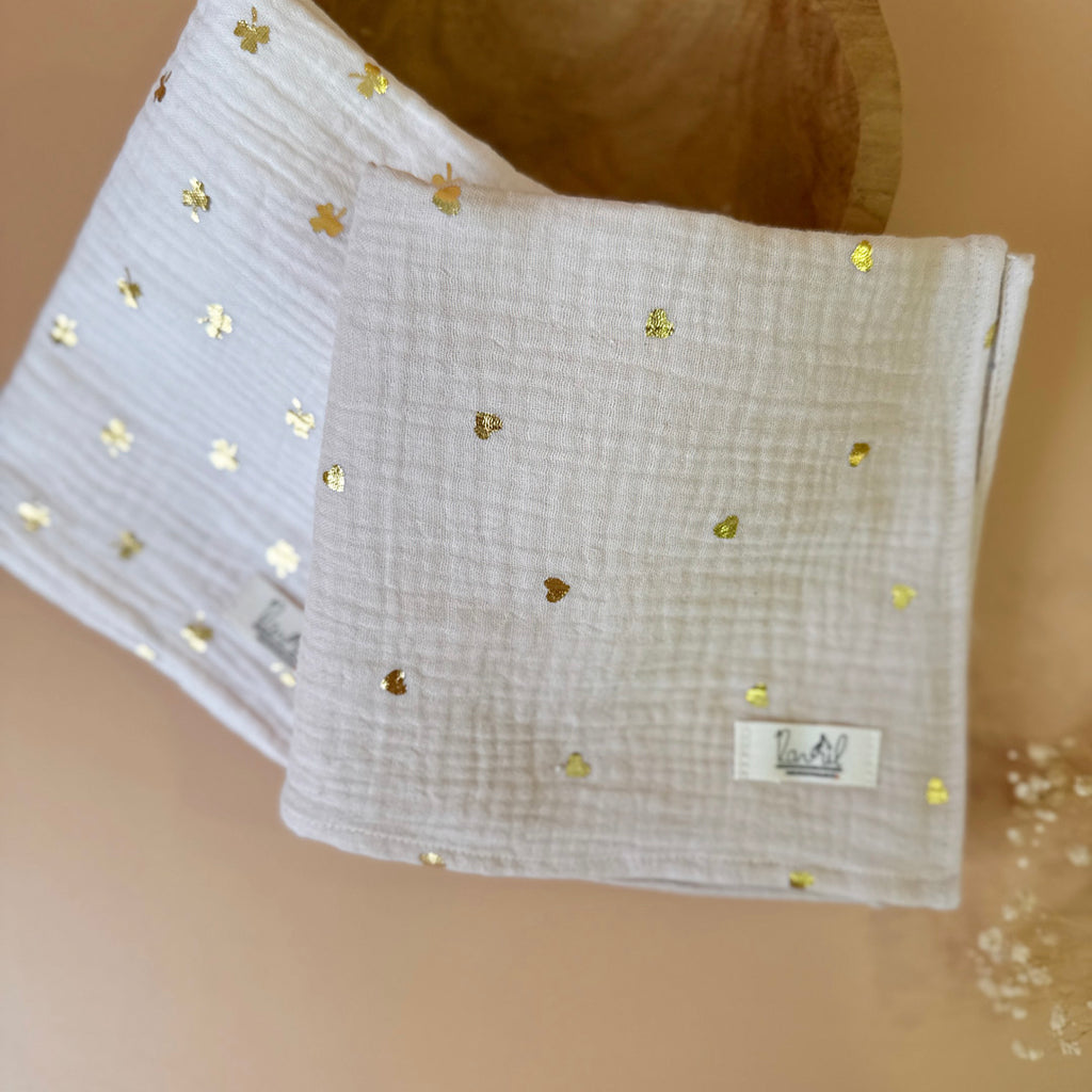Découvrez le parfait compagnon de douceur pour votre bébé : notre maxi lange en 100% gaze de coton Oekotex, orné de doux imprimés acidulés. Conçu avec soin pour offrir le confort ultime à votre tout-petit, ce lange polyvalent promet une douceur incomparable tout en garantissant la sécurité de la peau délicate de bébé. Avec ses dimensions généreuses, ce lange devient un outil indispensable pour le changement de bébé, offrant une surface ample et délicate pour prendre soin de votre bébé avec tendresse. Mais c
