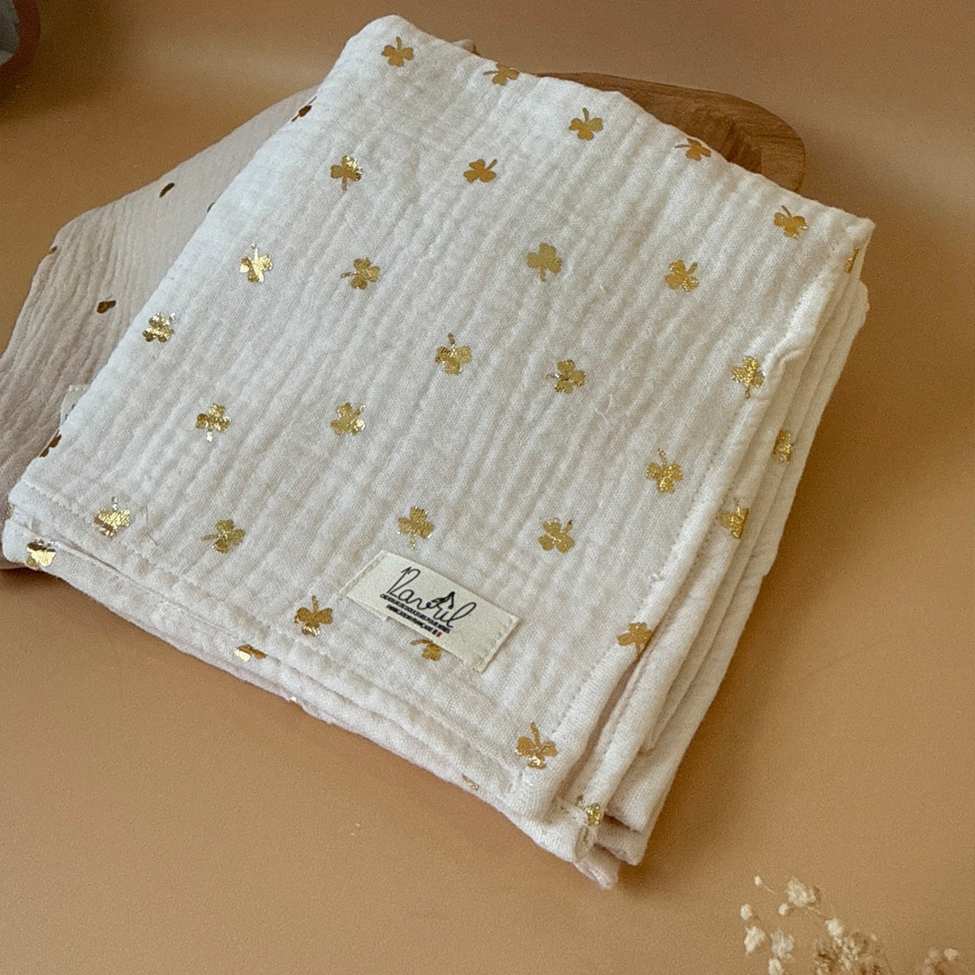 Découvrez le parfait compagnon de douceur pour votre bébé : notre maxi lange en 100% gaze de coton Oekotex, orné de doux imprimés acidulés. Conçu avec soin pour offrir le confort ultime à votre tout-petit, ce lange polyvalent promet une douceur incomparable tout en garantissant la sécurité de la peau délicate de bébé. Avec ses dimensions généreuses, ce lange devient un outil indispensable pour le changement de bébé, offrant une surface ample et délicate pour prendre soin de votre bébé avec tendresse. Mais c