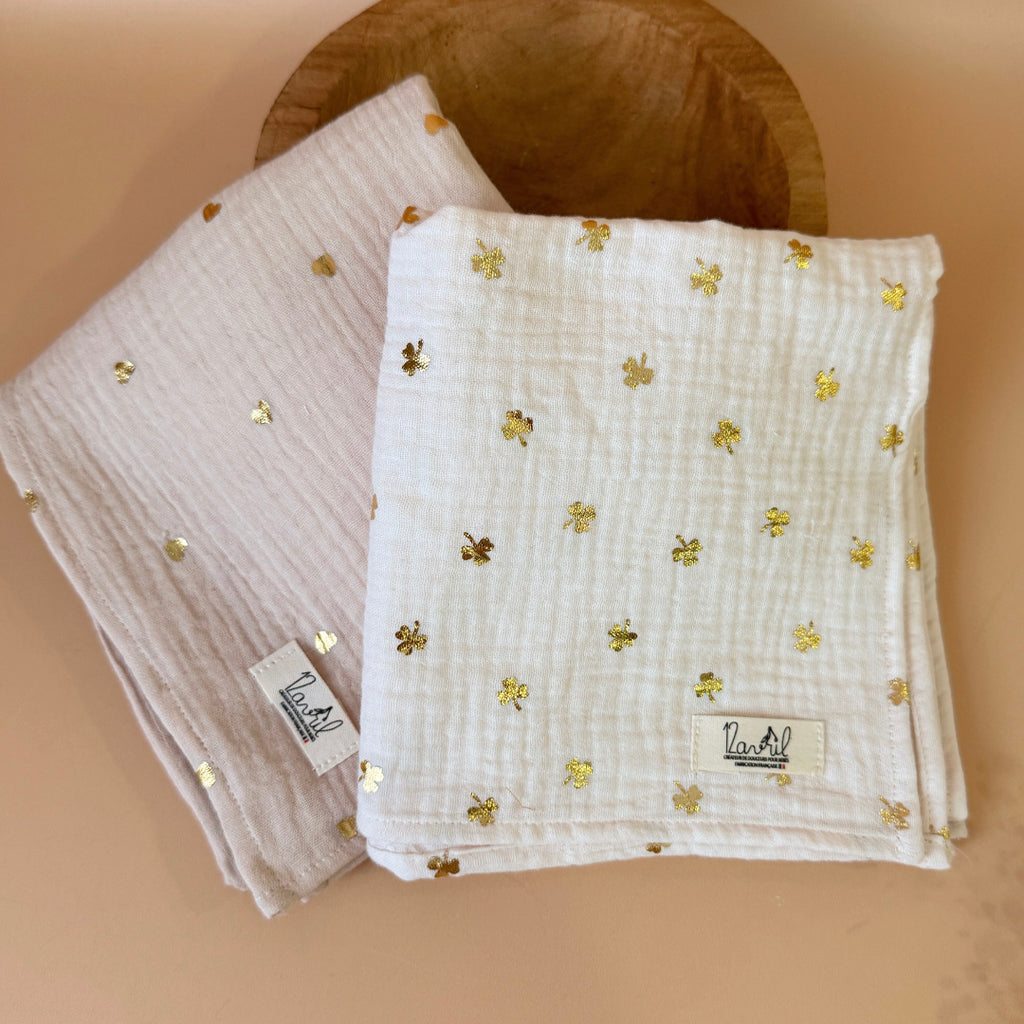 Découvrez le parfait compagnon de douceur pour votre bébé : notre maxi lange en 100% gaze de coton Oekotex, orné de doux imprimés acidulés. Conçu avec soin pour offrir le confort ultime à votre tout-petit, ce lange polyvalent promet une douceur incomparable tout en garantissant la sécurité de la peau délicate de bébé. Avec ses dimensions généreuses, ce lange devient un outil indispensable pour le changement de bébé, offrant une surface ample et délicate pour prendre soin de votre bébé avec tendresse. Mais c