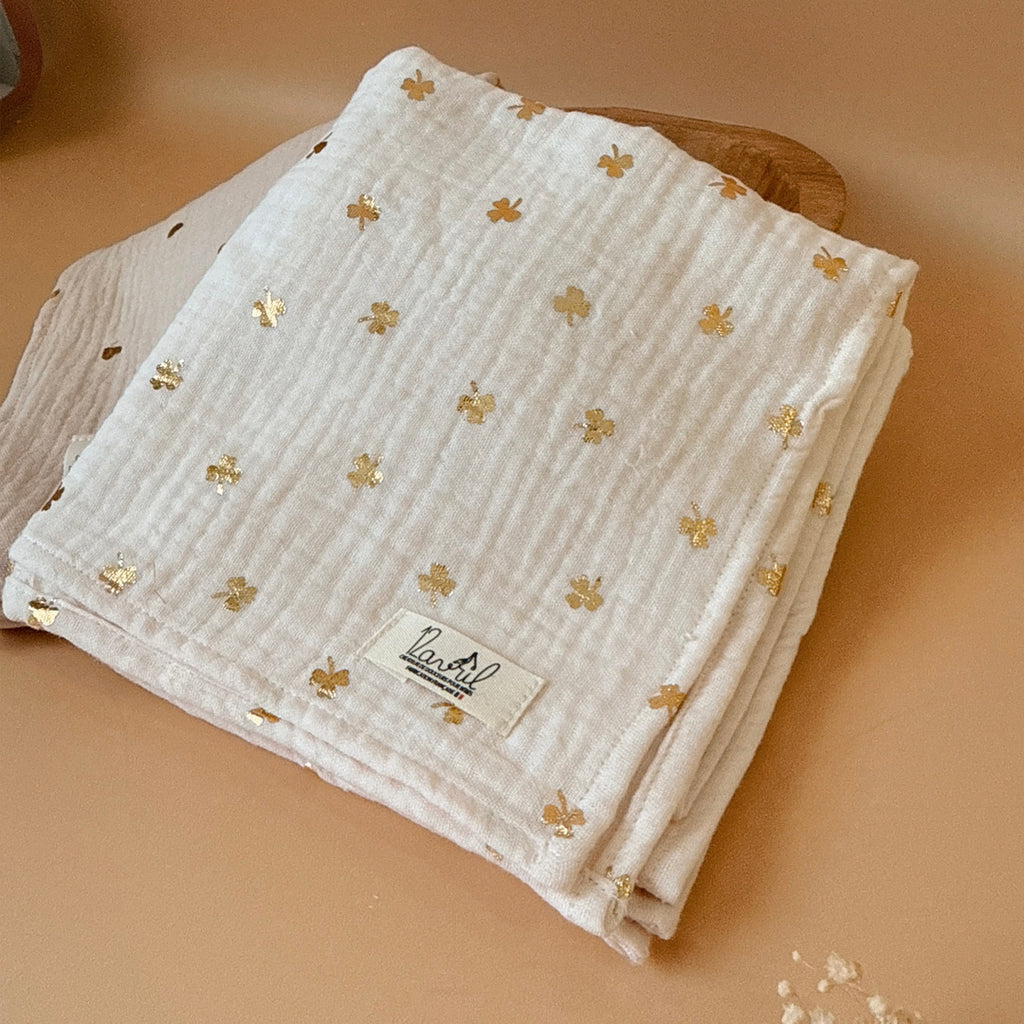 Découvrez le parfait compagnon de douceur pour votre bébé : notre maxi lange en 100% gaze de coton Oekotex, orné de doux imprimés acidulés. Conçu avec soin pour offrir le confort ultime à votre tout-petit, ce lange polyvalent promet une douceur incomparable tout en garantissant la sécurité de la peau délicate de bébé. Avec ses dimensions généreuses, ce lange devient un outil indispensable pour le changement de bébé, offrant une surface ample et délicate pour prendre soin de votre bébé avec tendresse. Mais c