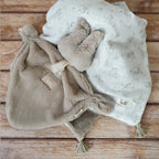 Offrez à votre bébé un compagnon de douceur avec ce magnifique doudou lange en forme de lapin, confectionné en 100% fausse fourrure ultra douce. Ce doudou, aussi mignon que réconfortant, deviendra vite l’allié idéal des moments câlins et des siestes. Sa texture soyeuse et moelleuse assure un toucher agréable et apaisant, parfait pour rassurer et calmer bébé à tout moment de la journée. Ce doudou lapin en fausse fourrure extra douce est bien plus qu’un simple accessoire. Il accompagne bébé dans ses découvert