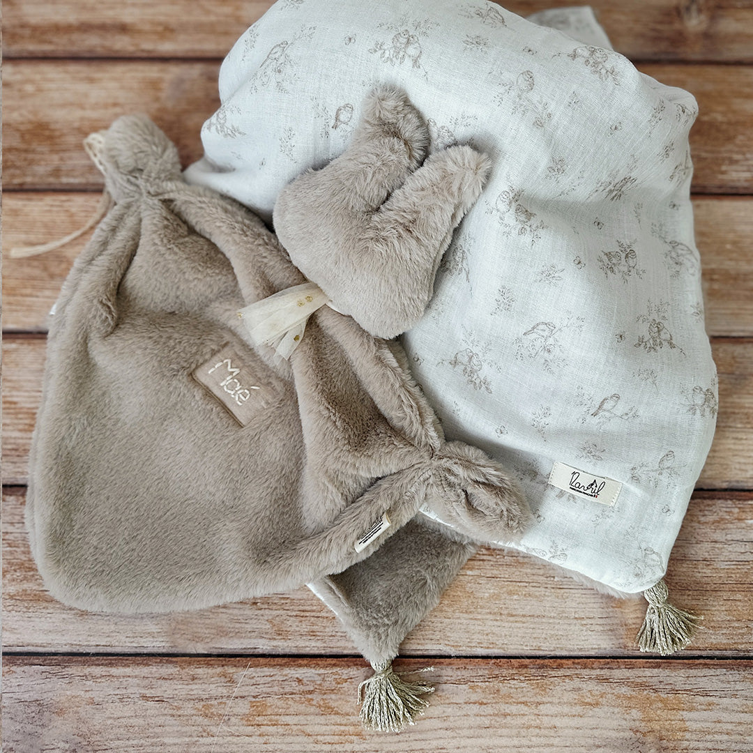 Offrez à votre bébé un compagnon de douceur avec ce magnifique doudou lange en forme de lapin, confectionné en 100% fausse fourrure ultra douce. Ce doudou, aussi mignon que réconfortant, deviendra vite l’allié idéal des moments câlins et des siestes. Sa texture soyeuse et moelleuse assure un toucher agréable et apaisant, parfait pour rassurer et calmer bébé à tout moment de la journée. Ce doudou lapin en fausse fourrure extra douce est bien plus qu’un simple accessoire. Il accompagne bébé dans ses découvert