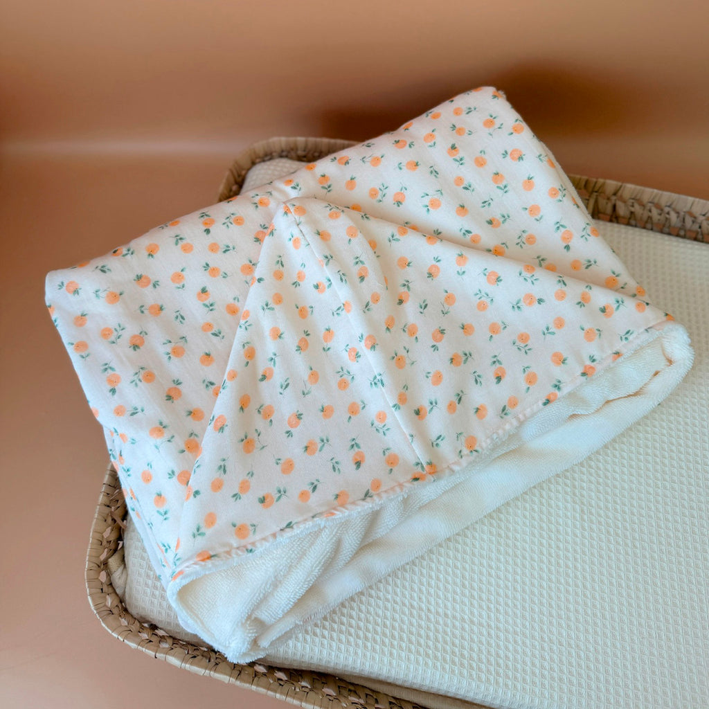 Faites de chaque moment de bain un moment de douceur et de confort pour votre tout-petit avec notre cape de bain XXL. Grâce à son maxi format, elle convient pour les enfants de 0 à 5 ans. Fabriquée en France avec une micro-éponge de bambou écrue de qualité supérieure, cette cape offre une absorption optimale et une sensation de luxe à chaque utilisation. Cette cape de bain généreuse est conçue pour envelopper confortablement votre bébé, offrant une couverture totale. Ainsi votre enfant est bien enveloppé à 