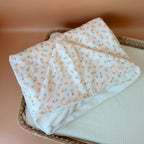 Faites de chaque moment de bain un moment de douceur et de confort pour votre tout-petit avec notre cape de bain XXL. Grâce à son maxi format, elle convient pour les enfants de 0 à 5 ans. Fabriquée en France avec une micro-éponge de bambou écrue de qualité supérieure, cette cape offre une absorption optimale et une sensation de luxe à chaque utilisation. Cette cape de bain généreuse est conçue pour envelopper confortablement votre bébé, offrant une couverture totale. Ainsi votre enfant est bien enveloppé à 