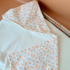 Faites de chaque moment de bain un moment de douceur et de confort pour votre tout-petit avec notre cape de bain XXL. Grâce à son maxi format, elle convient pour les enfants de 0 à 5 ans. Fabriquée en France avec une micro-éponge de bambou écrue de qualité supérieure, cette cape offre une absorption optimale et une sensation de luxe à chaque utilisation. Cette cape de bain généreuse est conçue pour envelopper confortablement votre bébé, offrant une couverture totale. Ainsi votre enfant est bien enveloppé à 