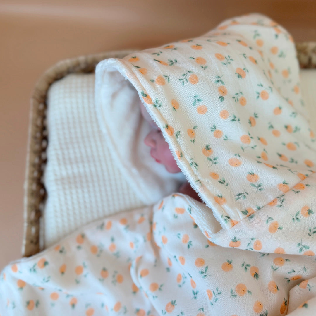 Faites de chaque moment de bain un moment de douceur et de confort pour votre tout-petit avec notre cape de bain XXL. Grâce à son maxi format, elle convient pour les enfants de 0 à 5 ans. Fabriquée en France avec une micro-éponge de bambou écrue de qualité supérieure, cette cape offre une absorption optimale et une sensation de luxe à chaque utilisation. Cette cape de bain généreuse est conçue pour envelopper confortablement votre bébé, offrant une couverture totale. Ainsi votre enfant est bien enveloppé à 