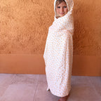 Faites de chaque moment de bain un moment de douceur et de confort pour votre tout-petit avec notre cape de bain XXL. Grâce à son maxi format, elle convient pour les enfants de 0 à 5 ans. Fabriquée en France avec une micro-éponge de bambou écrue de qualité supérieure, cette cape offre une absorption optimale et une sensation de luxe à chaque utilisation. Cette cape de bain généreuse est conçue pour envelopper confortablement votre bébé, offrant une couverture totale. Ainsi votre enfant est bien enveloppé à 