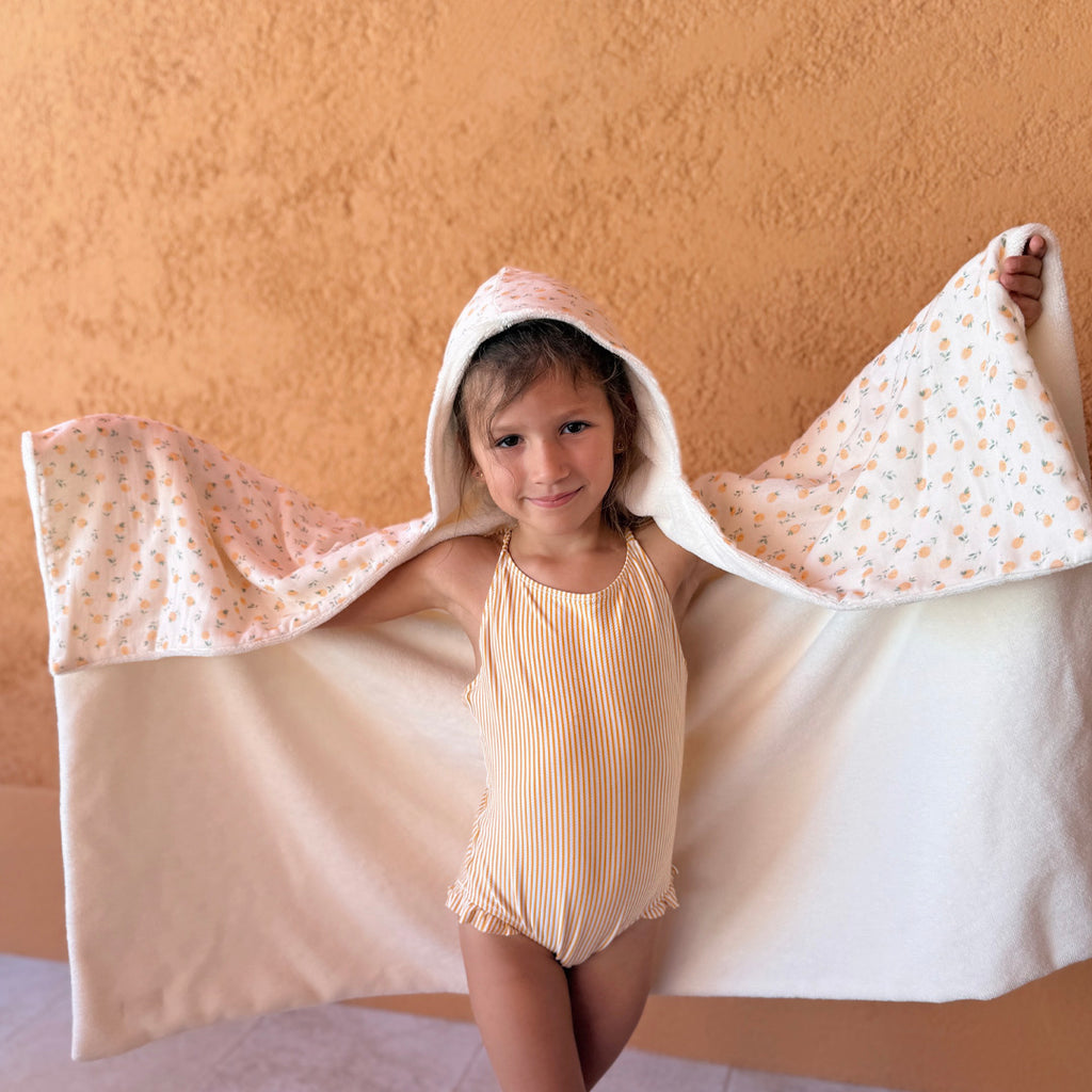 Faites de chaque moment de bain un moment de douceur et de confort pour votre tout-petit avec notre cape de bain XXL. Grâce à son maxi format, elle convient pour les enfants de 0 à 5 ans. Fabriquée en France avec une micro-éponge de bambou écrue de qualité supérieure, cette cape offre une absorption optimale et une sensation de luxe à chaque utilisation. Cette cape de bain généreuse est conçue pour envelopper confortablement votre bébé, offrant une couverture totale. Ainsi votre enfant est bien enveloppé à 