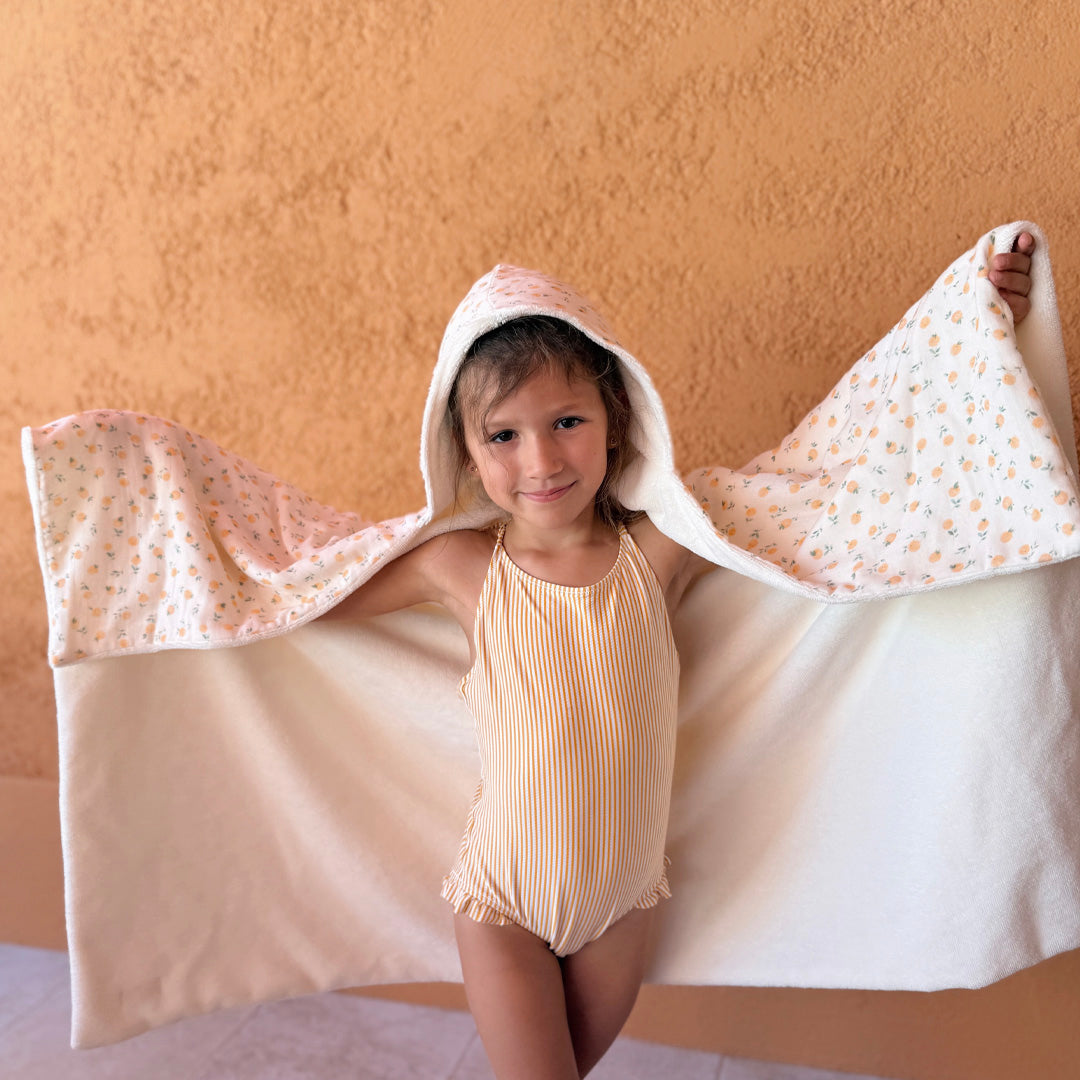 Faites de chaque moment de bain un moment de douceur et de confort pour votre tout-petit avec notre cape de bain XXL. Grâce à son maxi format, elle convient pour les enfants de 0 à 5 ans. Fabriquée en France avec une micro-éponge de bambou écrue de qualité supérieure, cette cape offre une absorption optimale et une sensation de luxe à chaque utilisation. Cette cape de bain généreuse est conçue pour envelopper confortablement votre bébé, offrant une couverture totale. Ainsi votre enfant est bien enveloppé à 