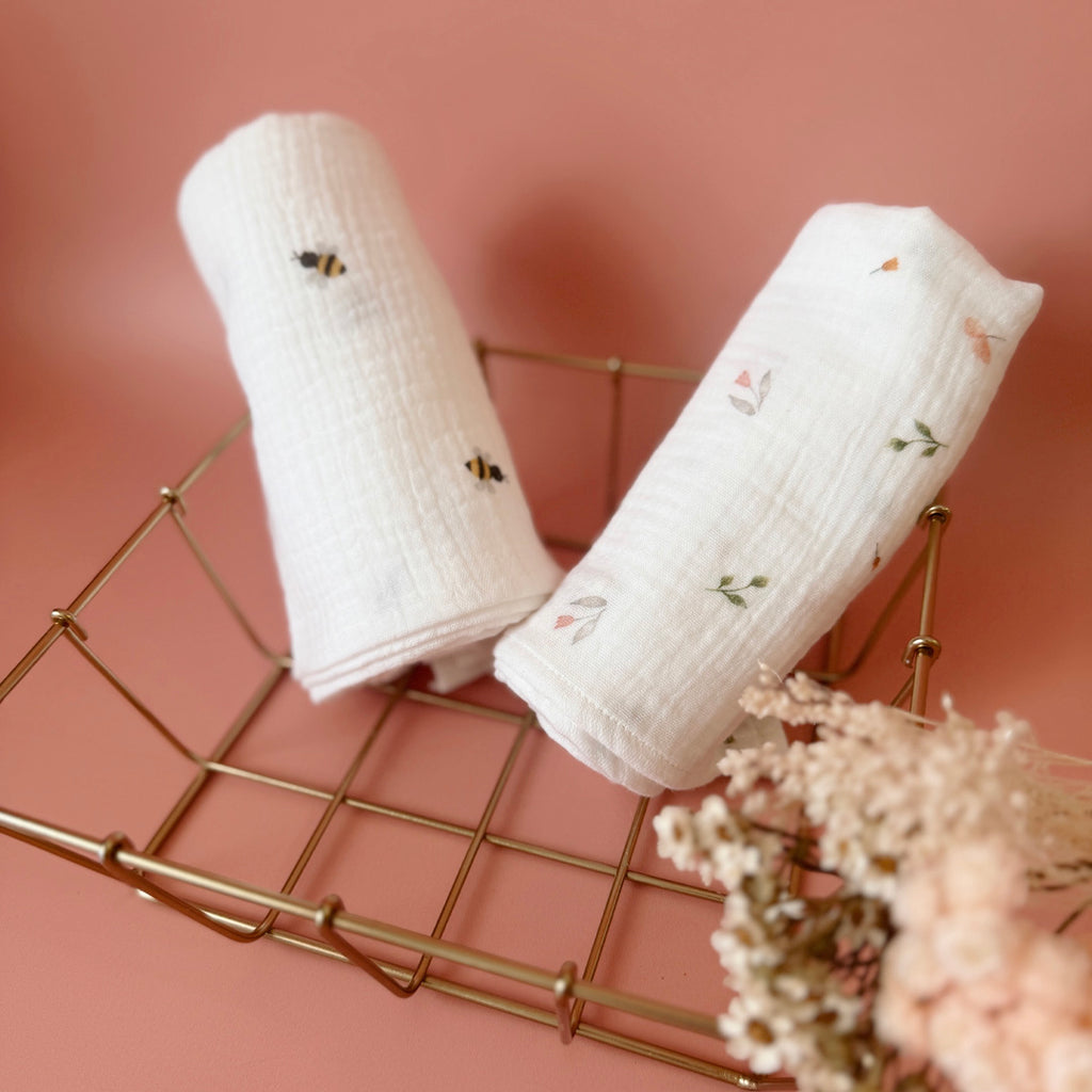 Découvrez le parfait compagnon de douceur pour votre bébé : notre maxi lange en 100% gaze de coton Oekotex, orné de doux imprimés acidulés. Conçu avec soin pour offrir le confort ultime à votre tout-petit, ce lange polyvalent promet une douceur incomparable tout en garantissant la sécurité de la peau délicate de bébé. Avec ses dimensions généreuses, ce lange devient un outil indispensable pour le changement de bébé, offrant une surface ample et délicate pour prendre soin de votre bébé avec tendresse. Mais c