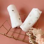 Découvrez le parfait compagnon de douceur pour votre bébé : notre maxi lange en 100% gaze de coton Oekotex, orné de doux imprimés acidulés. Conçu avec soin pour offrir le confort ultime à votre tout-petit, ce lange polyvalent promet une douceur incomparable tout en garantissant la sécurité de la peau délicate de bébé. Avec ses dimensions généreuses, ce lange devient un outil indispensable pour le changement de bébé, offrant une surface ample et délicate pour prendre soin de votre bébé avec tendresse. Mais c