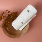 Découvrez le parfait compagnon de douceur pour votre bébé : notre maxi lange en 100% gaze de coton Oekotex, orné de doux imprimés acidulés. Conçu avec soin pour offrir le confort ultime à votre tout-petit, ce lange polyvalent promet une douceur incomparable tout en garantissant la sécurité de la peau délicate de bébé. Avec ses dimensions généreuses, ce lange devient un outil indispensable pour le changement de bébé, offrant une surface ample et délicate pour prendre soin de votre bébé avec tendresse. Mais c