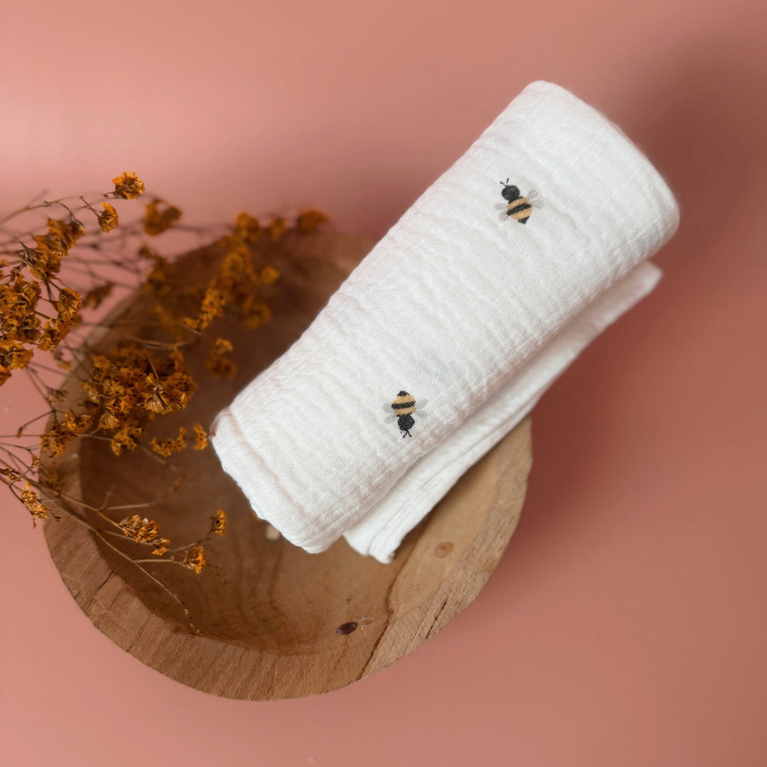 Découvrez le parfait compagnon de douceur pour votre bébé : notre maxi lange en 100% gaze de coton Oekotex, orné de doux imprimés acidulés. Conçu avec soin pour offrir le confort ultime à votre tout-petit, ce lange polyvalent promet une douceur incomparable tout en garantissant la sécurité de la peau délicate de bébé. Avec ses dimensions généreuses, ce lange devient un outil indispensable pour le changement de bébé, offrant une surface ample et délicate pour prendre soin de votre bébé avec tendresse. Mais c