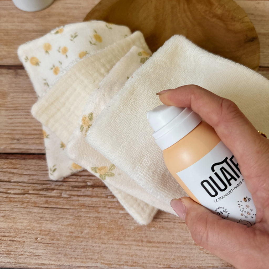 Ce lot de 4 grandes lingettes imprimées ( 14x14 cm) est idéale pour nettoyer bébé ( lors de sa toilette, repas, change ...) et même pour la toilette de toute la famille ! Nos lingettes sont conçues en 100% gaze de coton et micro éponge de bambou extra douce labellisée OekoTex (sans produits chimiques). Ce lot de 4 lingettes vous sera envoyé dans un joli pochon de satin afin de les transporter facilement.