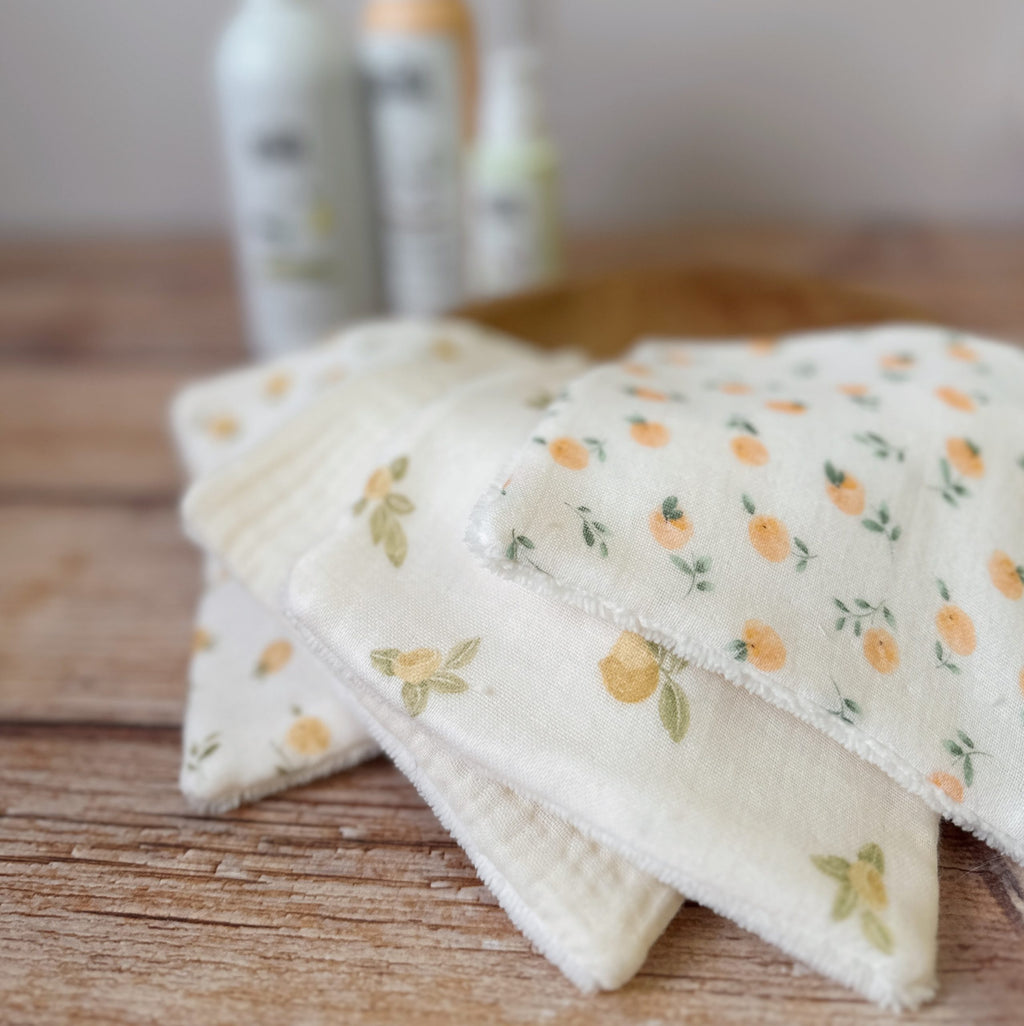 Ce lot de 4 grandes lingettes imprimées ( 14x14 cm) est idéale pour nettoyer bébé ( lors de sa toilette, repas, change ...) et même pour la toilette de toute la famille ! Nos lingettes sont conçues en 100% gaze de coton et micro éponge de bambou extra douce labellisée OekoTex (sans produits chimiques). Ce lot de 4 lingettes vous sera envoyé dans un joli pochon de satin afin de les transporter facilement.