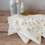 Ce lot de 4 grandes lingettes imprimées ( 14x14 cm) est idéale pour nettoyer bébé ( lors de sa toilette, repas, change ...) et même pour la toilette de toute la famille ! Nos lingettes sont conçues en 100% gaze de coton et micro éponge de bambou extra douce labellisée OekoTex (sans produits chimiques). Ce lot de 4 lingettes vous sera envoyé dans un joli pochon de satin afin de les transporter facilement.
