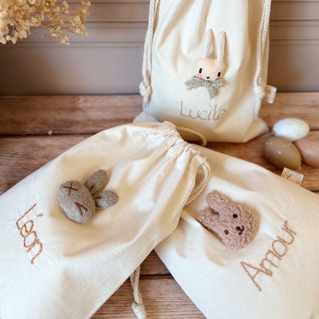 pochon de naissance avec petit lapin orné