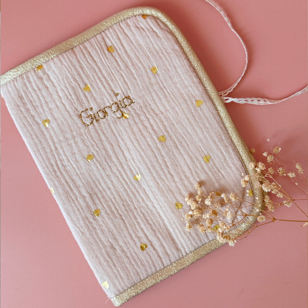 Protège carnet de santé personnalisé motif Coeur doré fond Sable