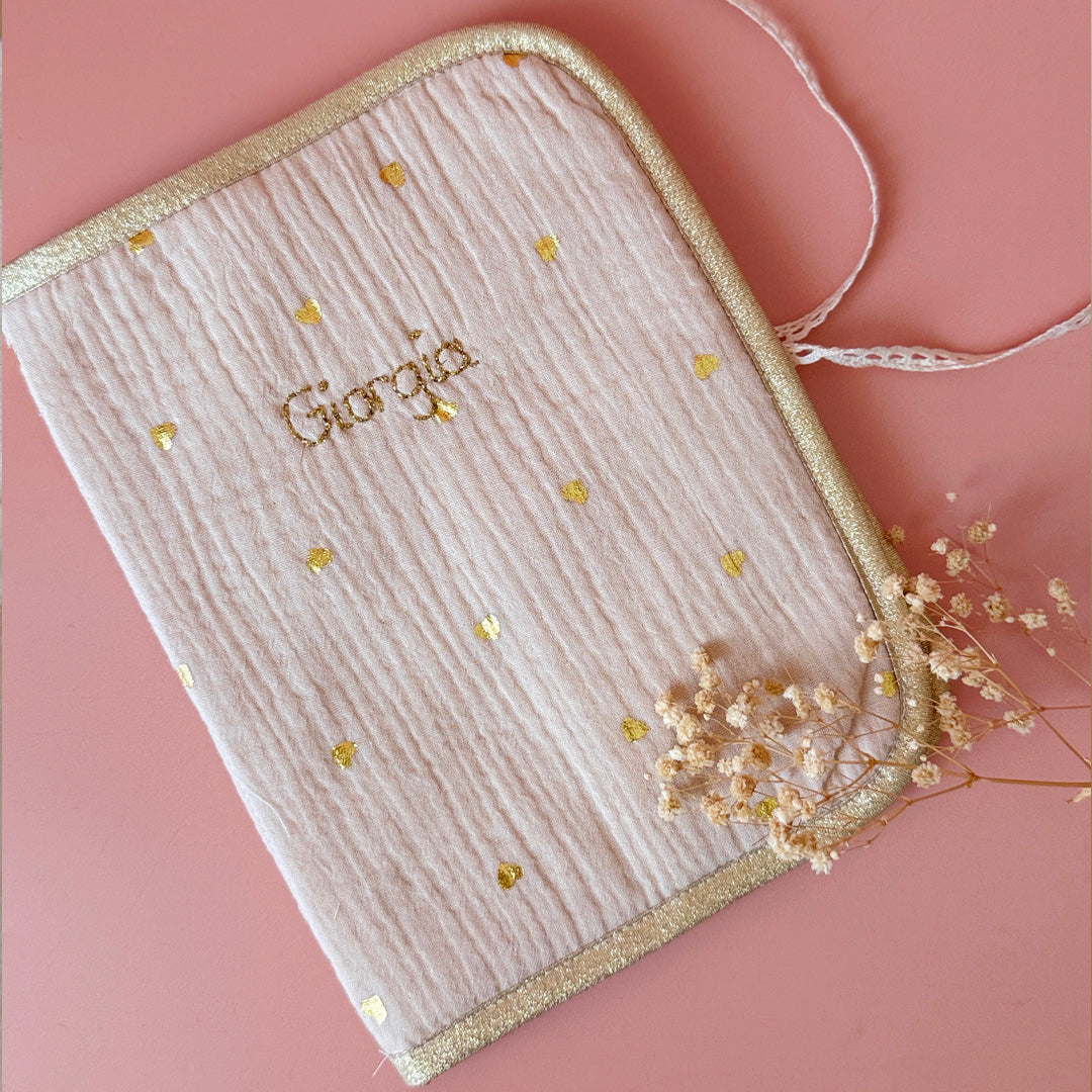 Protège carnet de santé personnalisé motif Coeur doré fond Sable