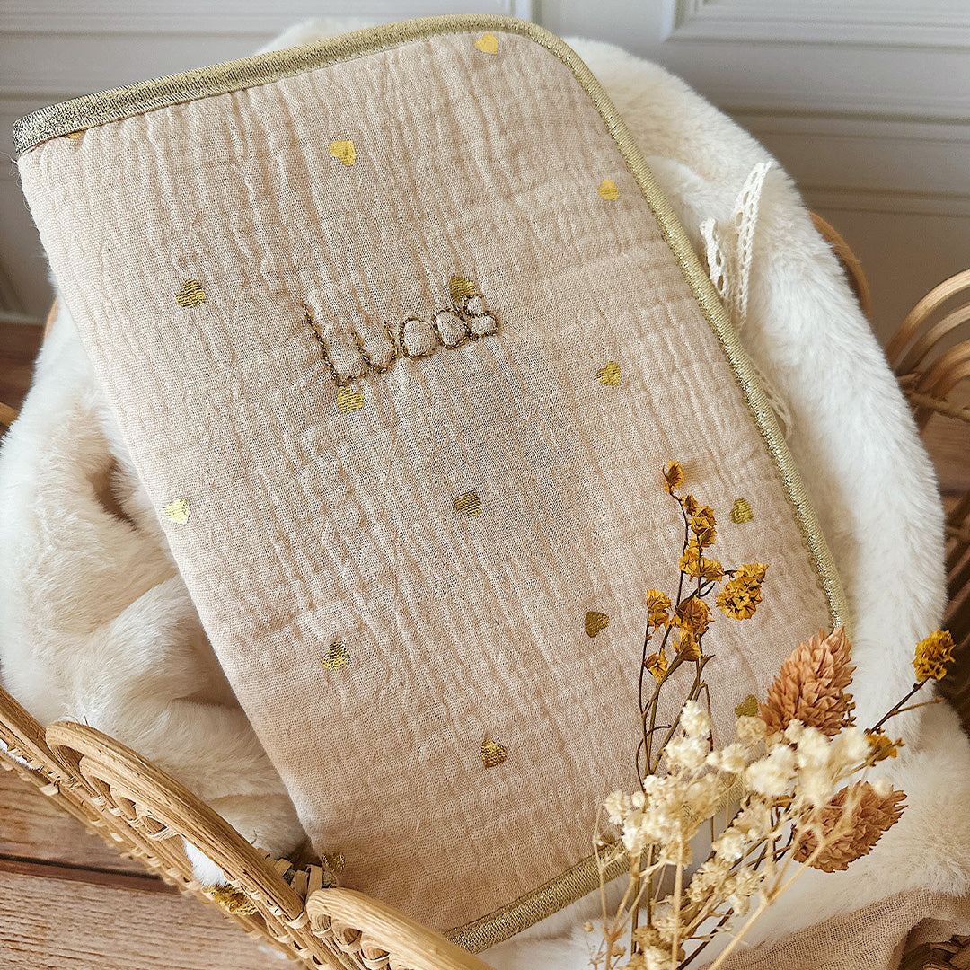 protège carnet de santé motif coeur doré