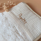 Pour protéger le carnet de santé tout en douceur et lui offrir une jolie enveloppe, voici l'accessoire qui rend les visites chez le médecin un peu plus gaies ! Fermeture au côté avec un joli lien en dentelle de coton.  Il est réalisé en fausse fourrure sherpa écrue avec notre jolie galon dentelle anglaise et gaze de coton. Son contour et biaisé par un ruban doré.