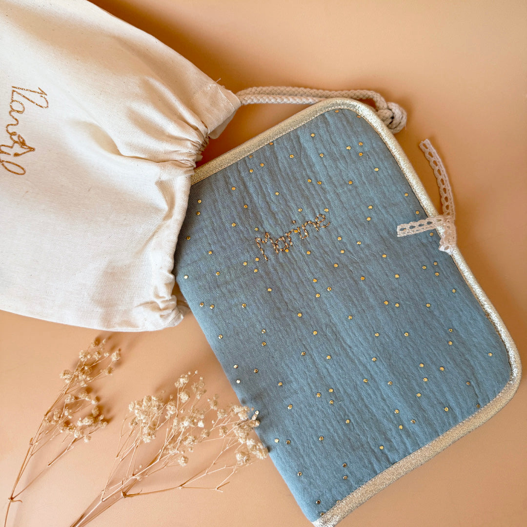 Pour protéger le carnet de santé tout en douceur et lui offrir une jolie enveloppe, voici l'accessoire qui rend les visites chez le médecin un peu plus gaies ! Fermeture au côté avec un joli lien en dentelle de coton. Il est réalisé notre joli motif unisexe pois dorés et fond vert amande,  légèrement rembourré et biaisé par un ruban beige doré.