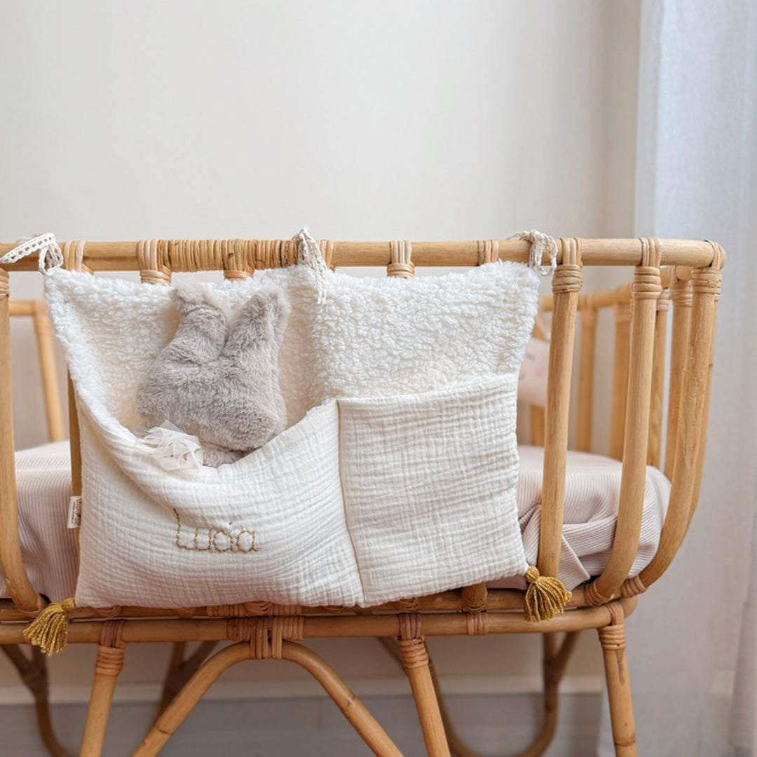 Idéal pour ranger les petites affaires de votre enfant, on met ses petites chaussettes, un livre, une tétine ... Le range doudou s'accroche sur un lit à barreau ou bien également sur un petit lit en bois esprit cabane,  à l'aide de ses trois liens en dentelle. Rangement très pratique, et peu encombrant, il sera parfait pour y glisser tout ce que vous voulez ! Son petit plus, un coté en fausse fourrure sherpa qui apporte une touche de douceur et cocooning à la décoration de chambre de votre enfant.