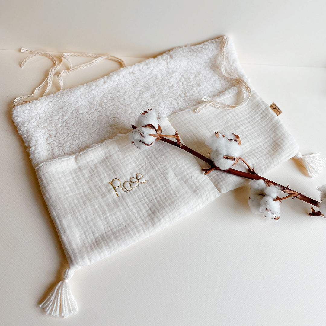 range doudou a accrocher au lit