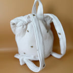 Adoptez notre tout nouveau sac à dos, il est idéal pour emporter le change, le biberon, la gourde, pour la crèche, la nounou mais aussi les premiers pas pour l'école ! Il est tout doux, tout mou et tout léger pour prendre soin du dos de votre enfant. Il est réalisé en 100% gaze de coton ouatiné , dans nos ateliers français. Notre emblématique pompon vient habillé le petit rabat qui est lui même muni d'une pression. Les anses sont ajustables en réglant les petits nœuds. Fabriqué en gaze de coton douce et res