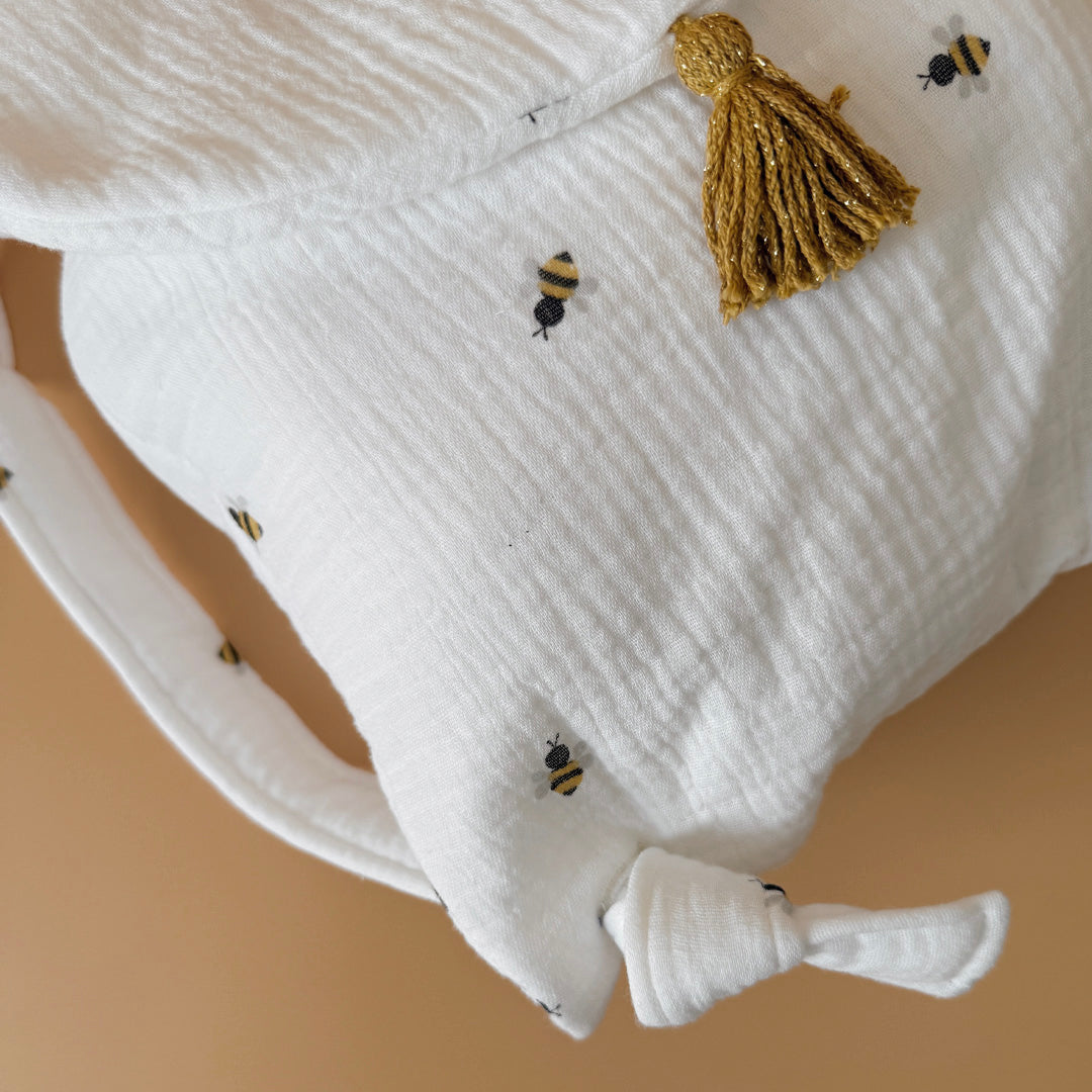 Adoptez notre tout nouveau sac à dos, il est idéal pour emporter le change, le biberon, la gourde, pour la crèche, la nounou mais aussi les premiers pas pour l'école ! Il est tout doux, tout mou et tout léger pour prendre soin du dos de votre enfant. Il est réalisé en 100% gaze de coton ouatiné , dans nos ateliers français. Notre emblématique pompon vient habillé le petit rabat qui est lui même muni d'une pression. Les anses sont ajustables en réglant les petits nœuds. Fabriqué en gaze de coton douce et res