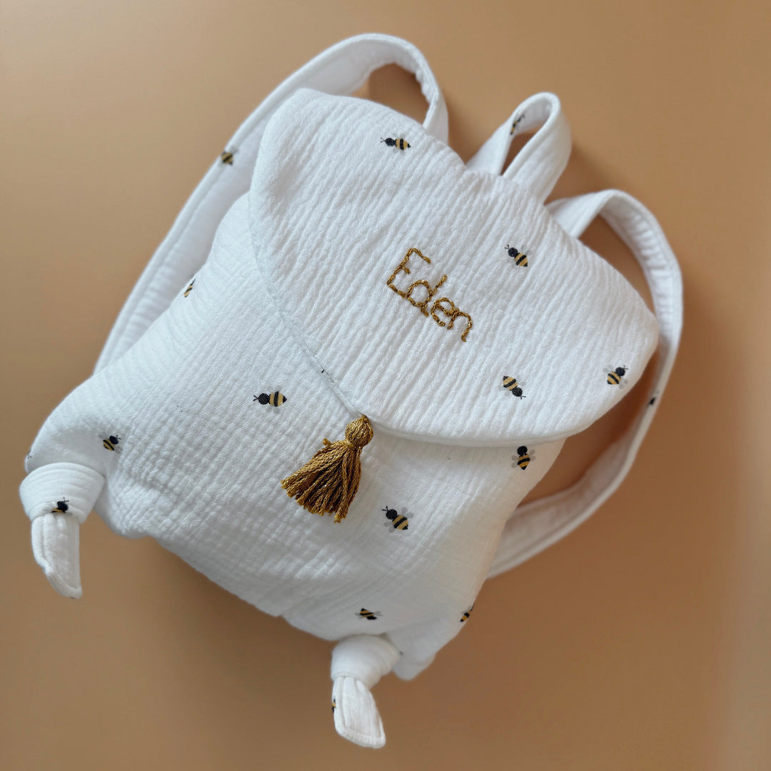 Adoptez notre tout nouveau sac à dos, il est idéal pour emporter le change, le biberon, la gourde, pour la crèche, la nounou mais aussi les premiers pas pour l'école ! Il est tout doux, tout mou et tout léger pour prendre soin du dos de votre enfant. Il est réalisé en 100% gaze de coton ouatiné , dans nos ateliers français. Notre emblématique pompon vient habillé le petit rabat qui est lui même muni d'une pression. Les anses sont ajustables en réglant les petits nœuds. Fabriqué en gaze de coton douce et res