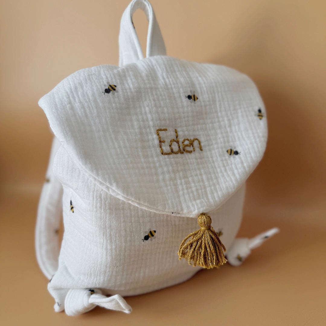 Adoptez notre tout nouveau sac à dos, il est idéal pour emporter le change, le biberon, la gourde, pour la crèche, la nounou mais aussi les premiers pas pour l'école ! Il est tout doux, tout mou et tout léger pour prendre soin du dos de votre enfant. Il est réalisé en 100% gaze de coton ouatiné , dans nos ateliers français. Notre emblématique pompon vient habillé le petit rabat qui est lui même muni d'une pression. Les anses sont ajustables en réglant les petits nœuds. Fabriqué en gaze de coton douce et res