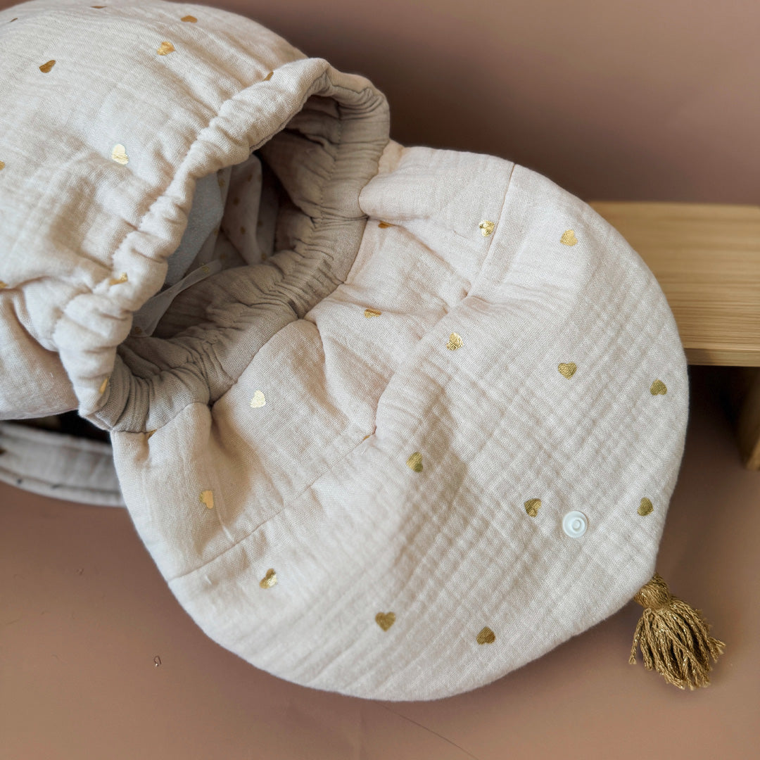 Adoptez notre tout nouveau sac à dos, il est idéal pour emporter le change, le biberon, la gourde, le départ pour la crèche, la nounou mais aussi les premiers pas pour l'école ! Il est tout doux, tout mou et tout léger pour prendre soin du dos de votre enfant. Il est réalisé en 100% gaze de coton ouatiné , dans nos ateliers français. Notre emblématique pompon vient habillé le petit rabat qui est lui même muni d'une pression. Les anses sont ajustables en réglant les petits nœuds.