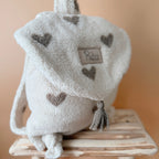 Adoptez notre tout nouveau sac à dos, il est idéal pour emporter le change, le biberon, la gourde, le départ pour la crèche, la nounou mais aussi les premiers pas pour l'école ! Il est tout doux, tout mou et tout léger pour prendre soin du dos de votre enfant. Il est réalisé en fausse fourrure sherpa,  ouatiné , dans nos ateliers français. Notre emblématique pompon vient habillé le petit rabat qui est lui même muni d'une pression. Les anses sont ajustables en réglant les petits nœuds. Fabriqué en sherpa  to