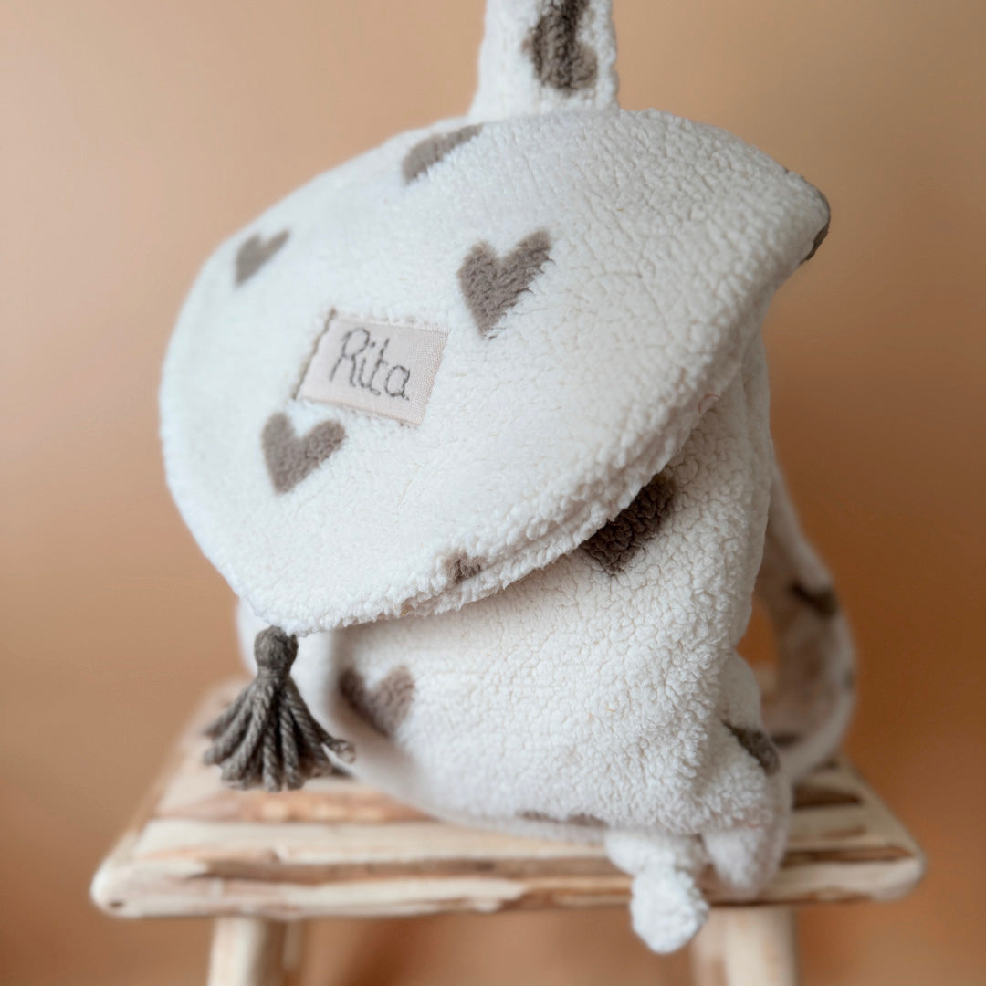 Adoptez notre tout nouveau sac à dos, il est idéal pour emporter le change, le biberon, la gourde, le départ pour la crèche, la nounou mais aussi les premiers pas pour l'école ! Il est tout doux, tout mou et tout léger pour prendre soin du dos de votre enfant. Il est réalisé en fausse fourrure sherpa,  ouatiné , dans nos ateliers français. Notre emblématique pompon vient habillé le petit rabat qui est lui même muni d'une pression. Les anses sont ajustables en réglant les petits nœuds. Fabriqué en sherpa  to