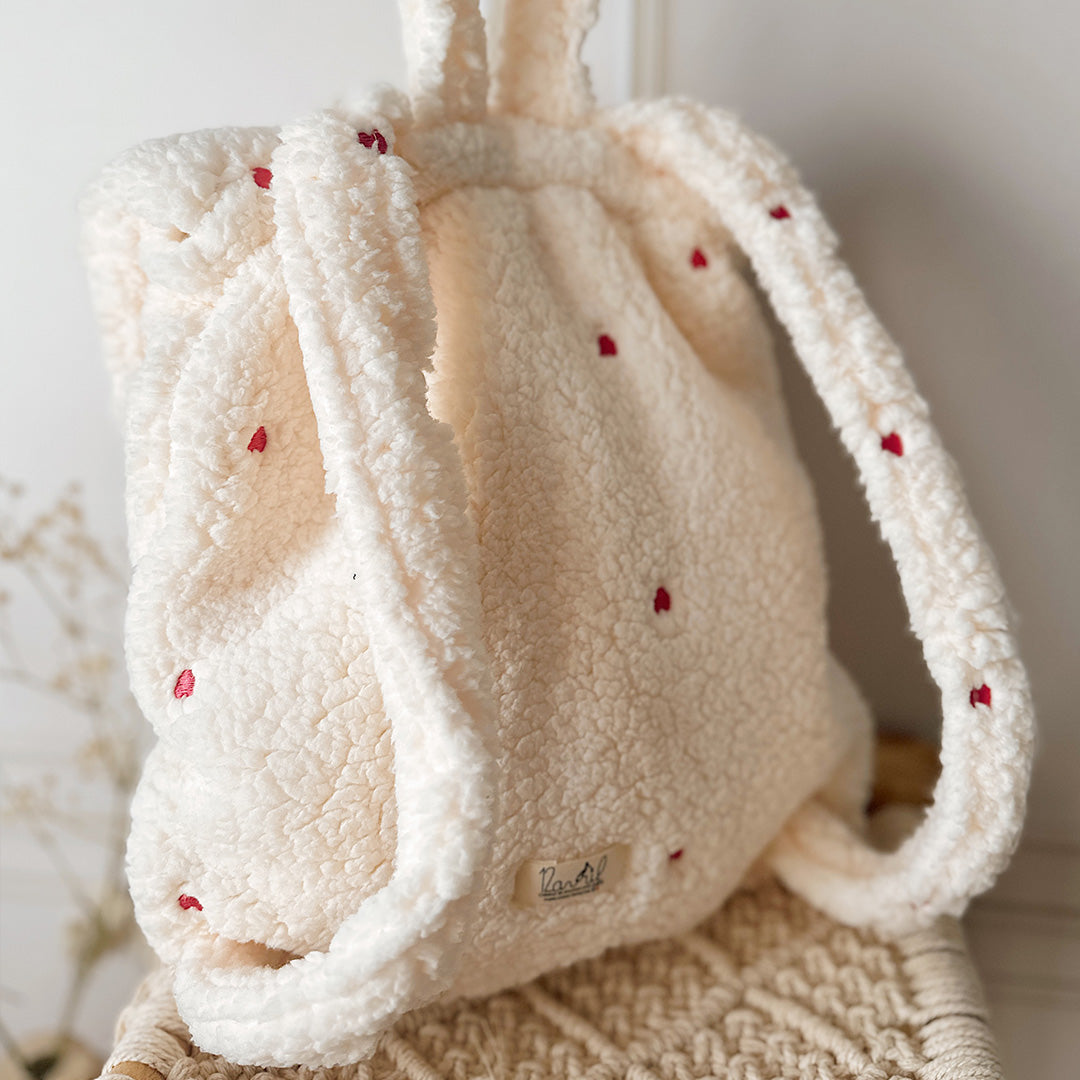 sa à dos personnalisé en moumoute écrue coeur brodé