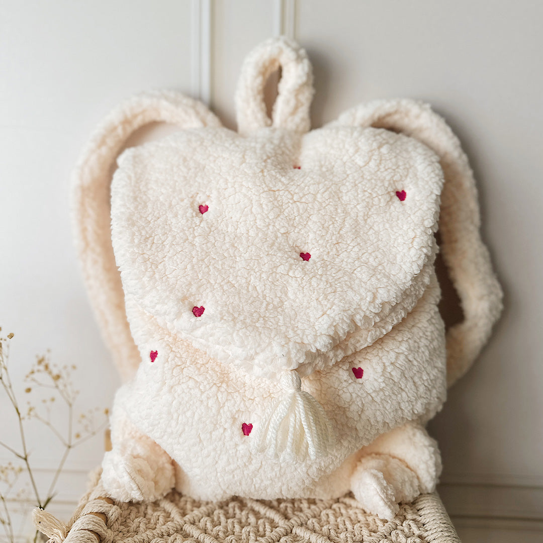 sa à dos personnalisé en moumoute écrue coeur brodé