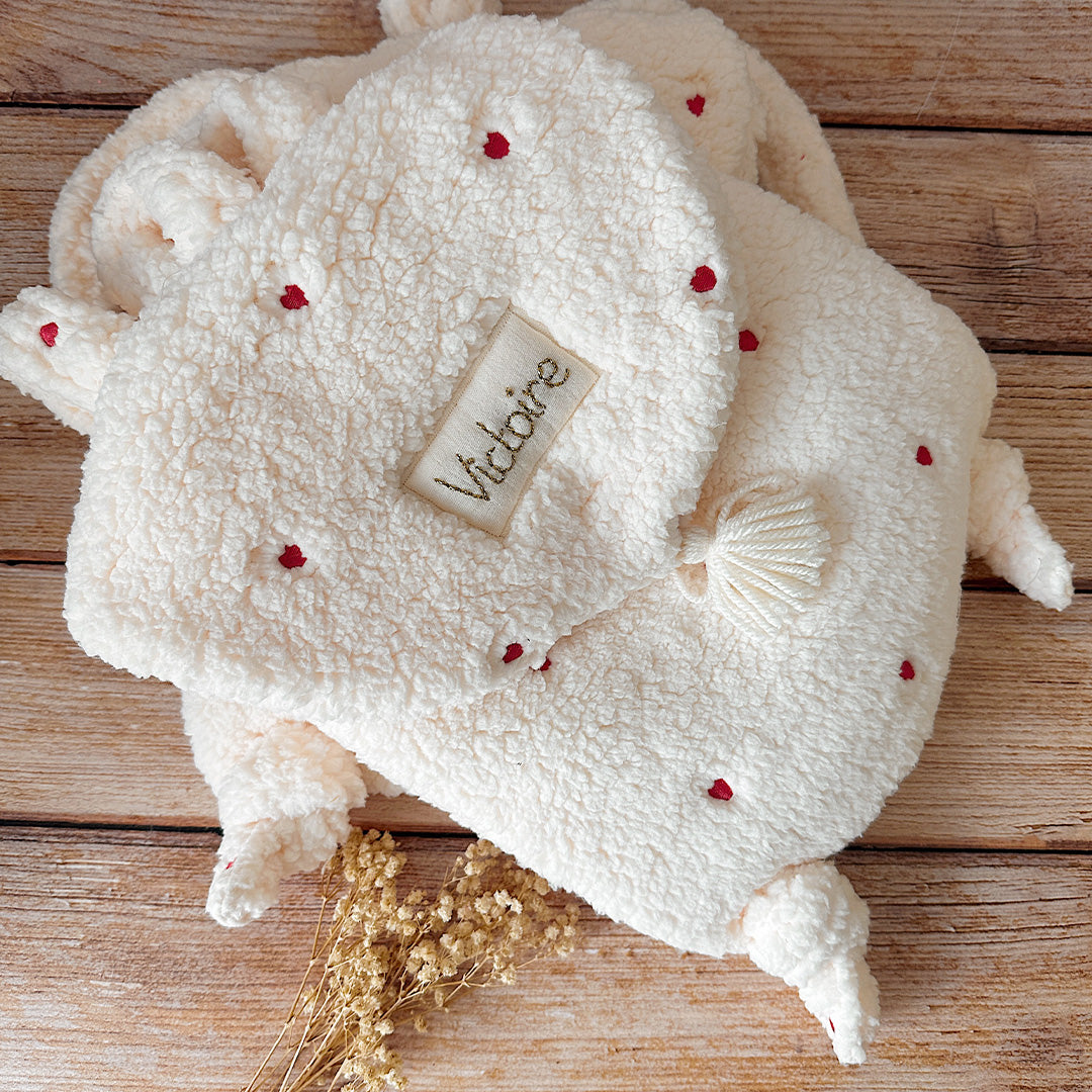 sac à dos personnalisé en moumoute écrue coeur brodé