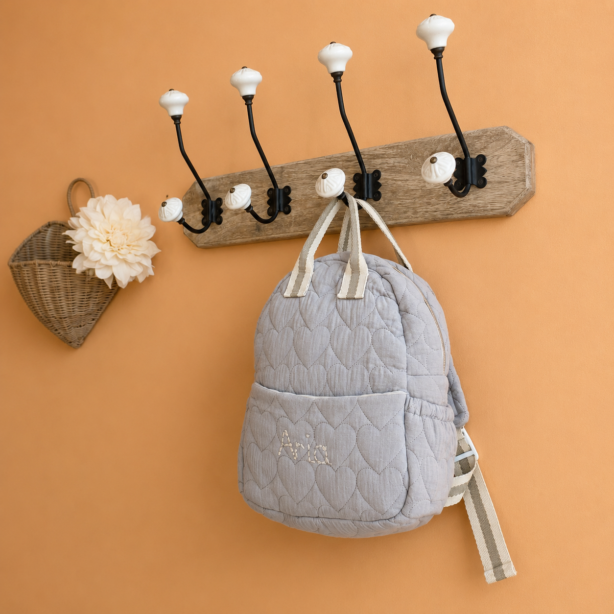 Sac à dos maternelle prénom personnalisé – Coeur matelassé grège