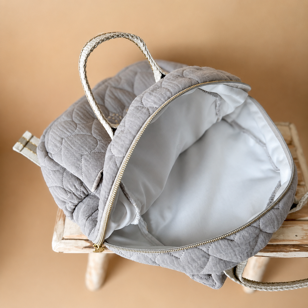 Sac à dos maternelle prénom personnalisé – Coeur matelassé grège