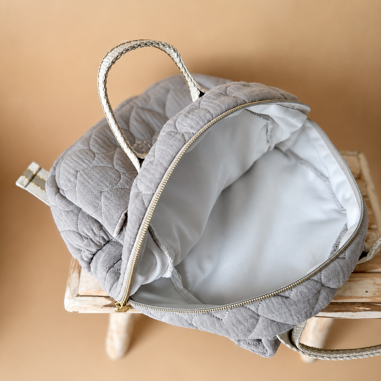 Sac à dos maternelle prénom personnalisé – Coeur matelassé grège