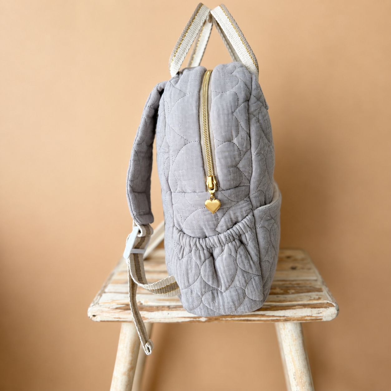 Sac à dos maternelle prénom personnalisé – Coeur matelassé grège