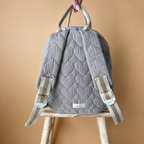 Sac à dos maternelle prénom personnalisé – Coeur matelassé grège